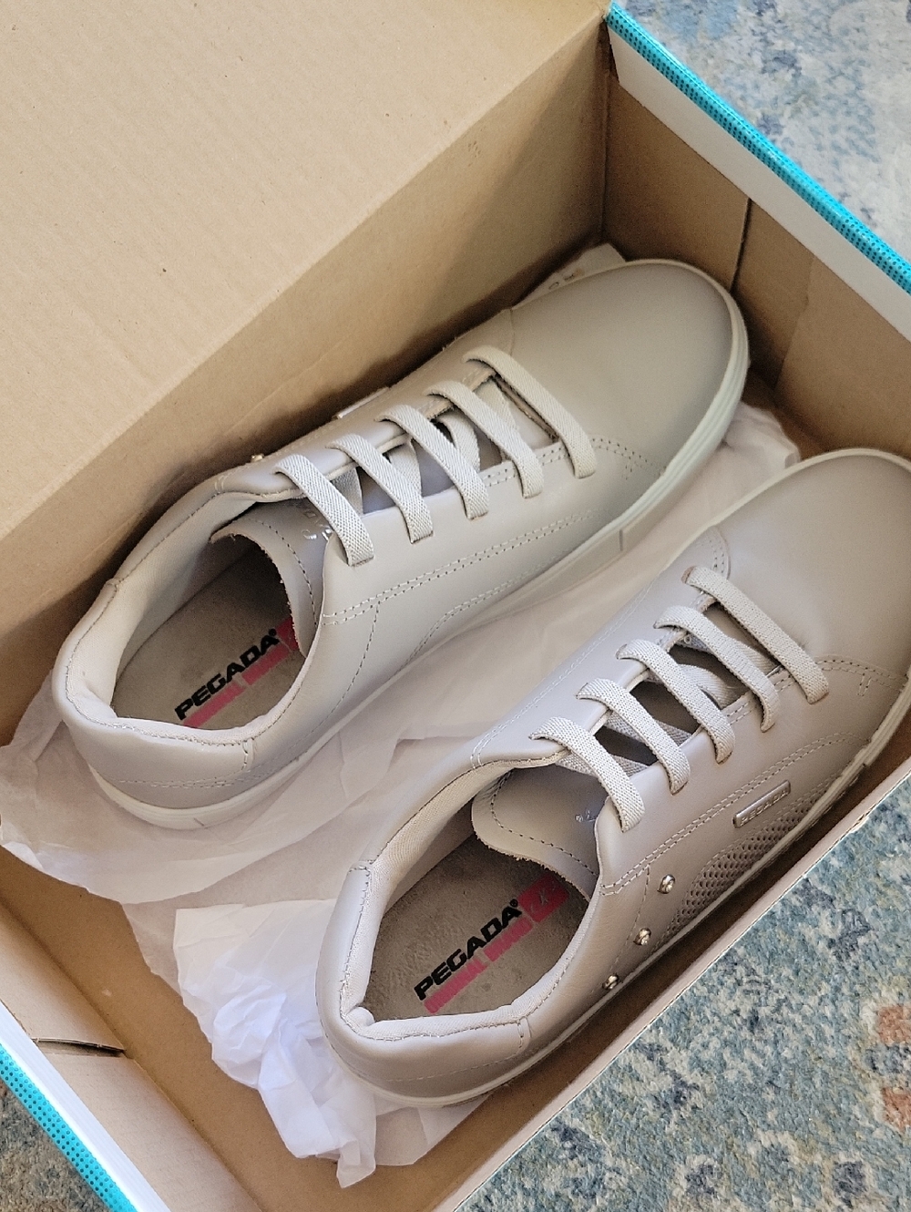 Pegada Leather Sneakers